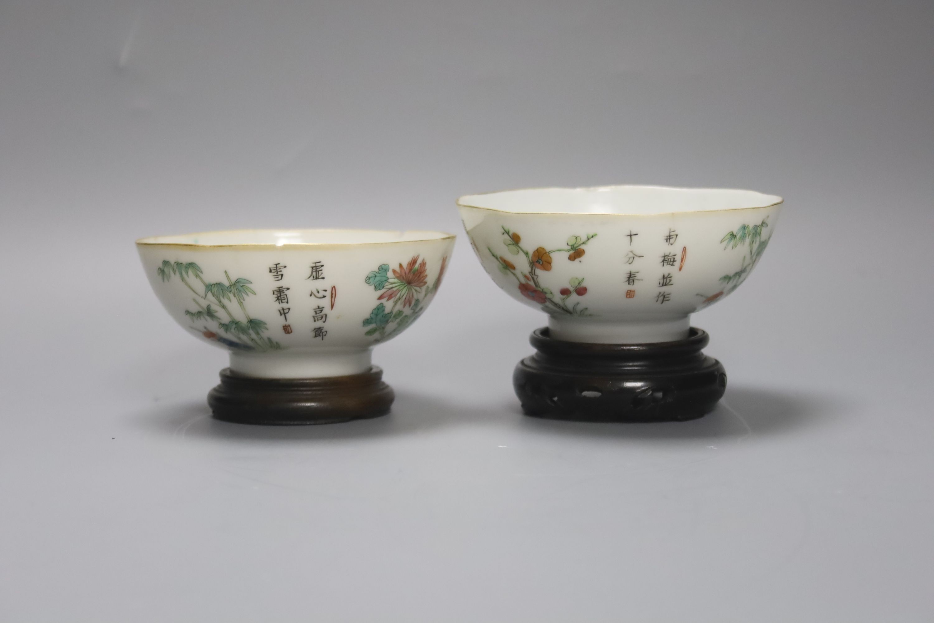 A pair of Chinese famille rose bowls on stands 11cm